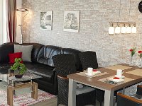 002  Wohnbereich mit Ledersofa und Couchtisch
