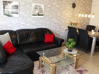 003  Wohnbereich mit Ledersofa und Couchtisch
