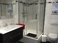 013  Im geräumigen Bad ist viel Platz für jedes Bedürfnis. Im Unterschrank des Waschtisches sowie im 3D Spiegelschrank können Sie bequem Ihre Badutensilien unterbringen. Im Bad befindet sich eine Dusche. Sie hat eine bequeme Größe von 100 x 100 cm.