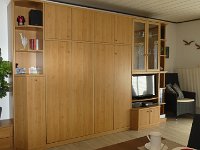 Schrankwand mit Schrankbett  Schrankwand im Wohnbereich mit integriertem Schrankbett für 3. und 4. Person