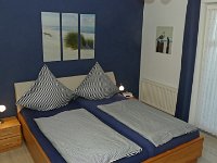 Schlafzimmer mit Doppelbett  Doppelbett 180 x 200 mit zwei Nachttischen und Wecker mit Projektion der Anzeige auf die Zimmerdecke